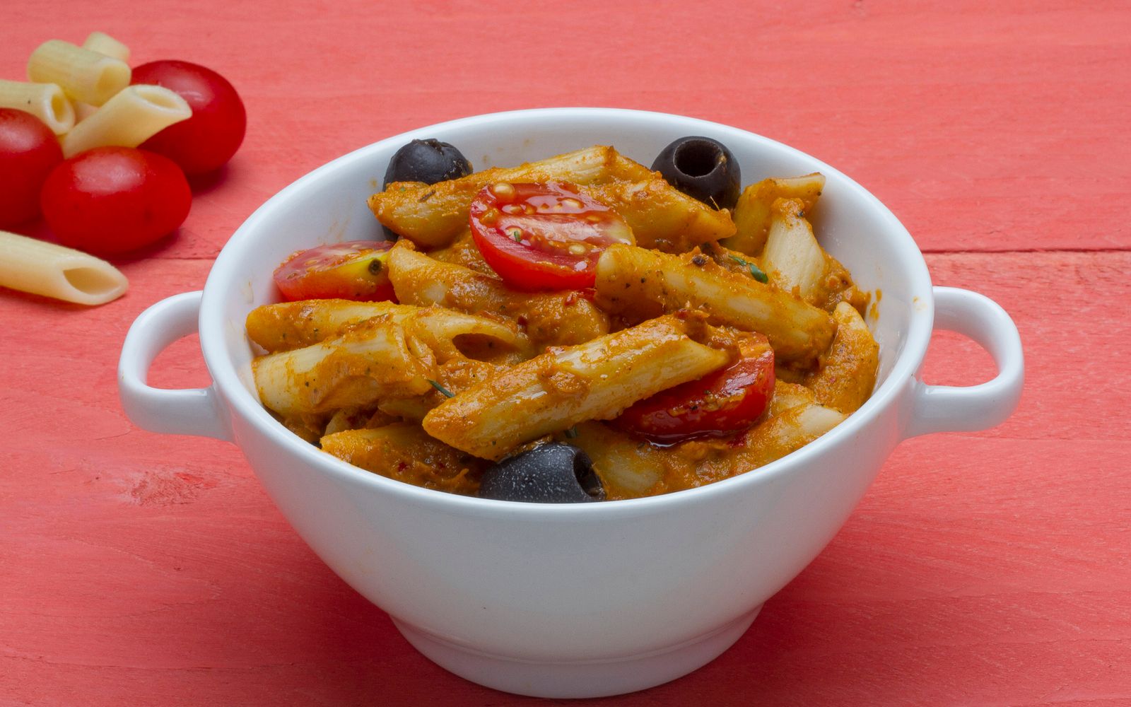 Foto de Macarrão com atum, tomate e azeitona