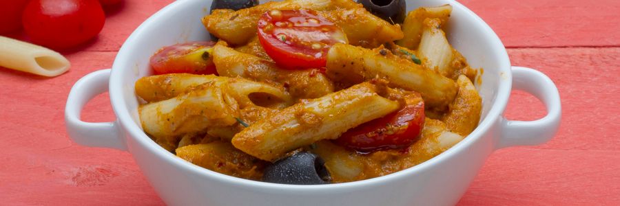 Foto de Macarrão com atum, tomate e azeitona
