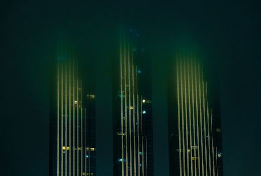 Beleuchtete Wolkenkratzer in Moskau – Neon Hintergrundbild