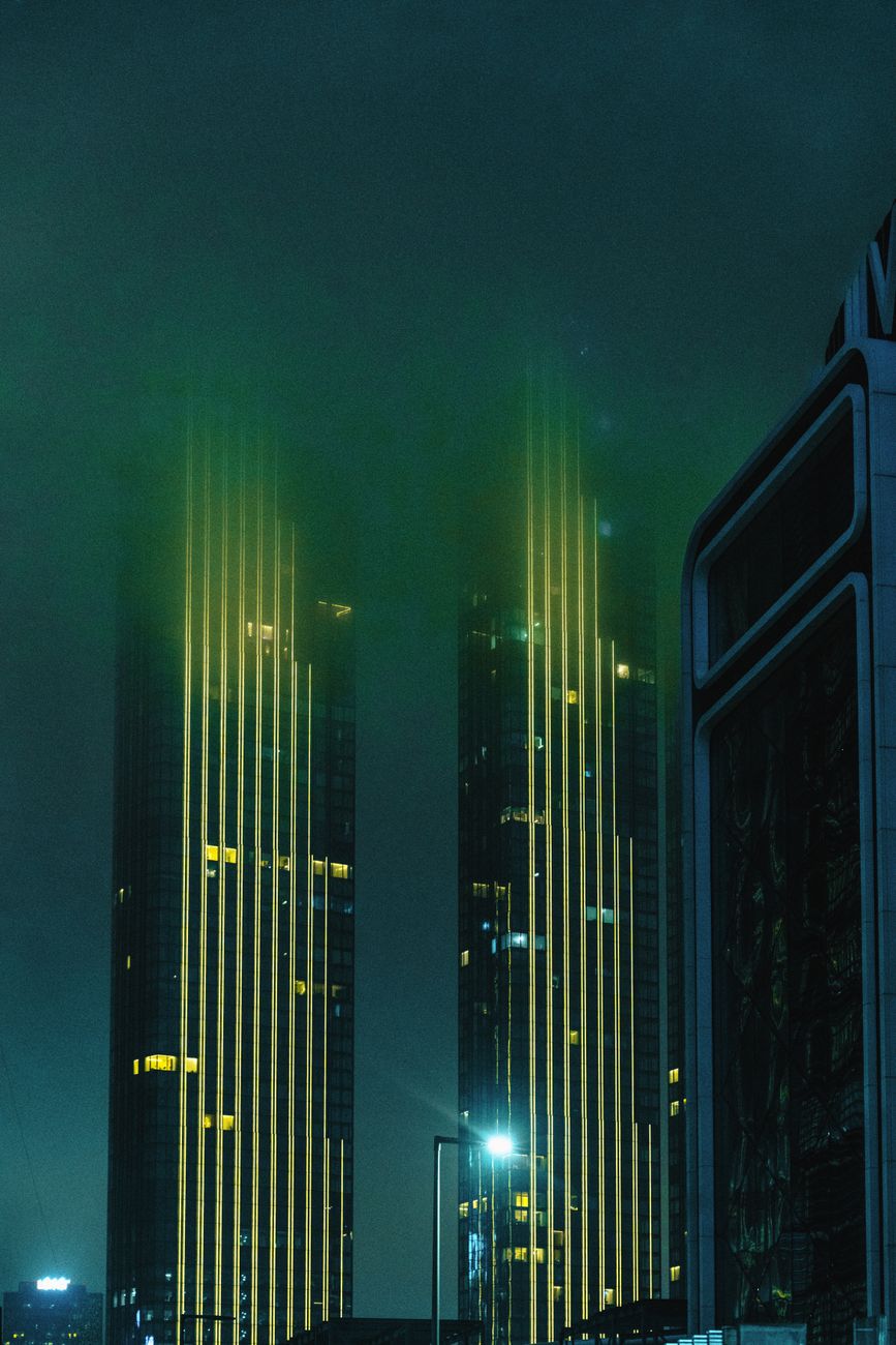 Faszinierende Wolkenkratzer in Moskau – Neon Hintergrundbild
