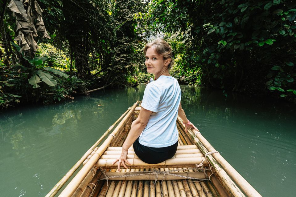 Balsa de bambú en aguas tranquilas