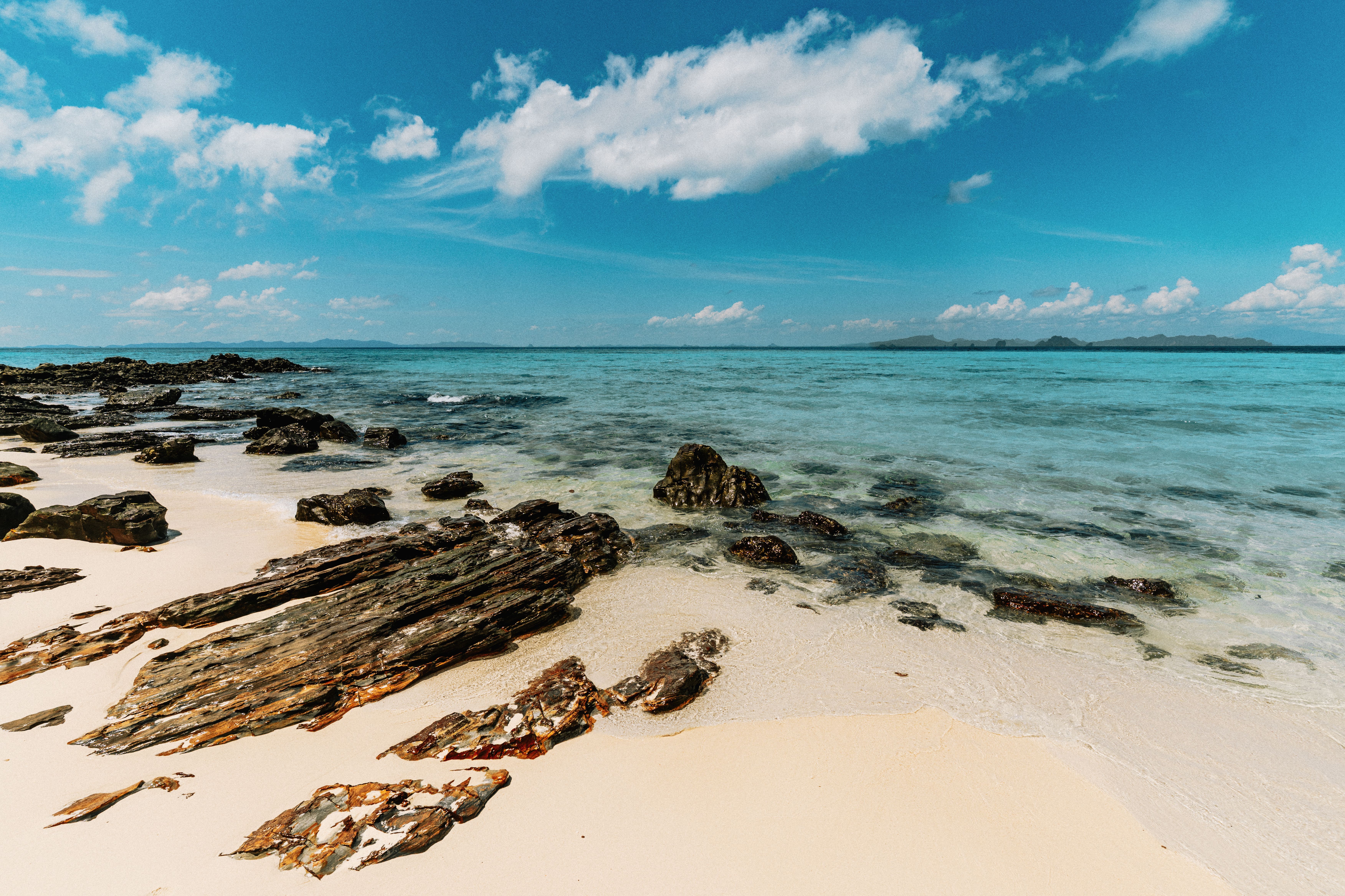 Playa de aguas turquesas entre acantilados en Krabi, Tailandia