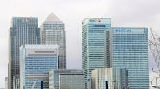 金丝雀码头的现代天际线以汇丰银行和巴克莱银行等标志性摩天大楼为特色