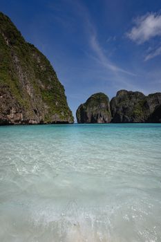 Crystal clear waters and towering cliffs at a pristine beach in Krabi, Thailand create a stunning natural vista. - Fotografer Sidoarjo