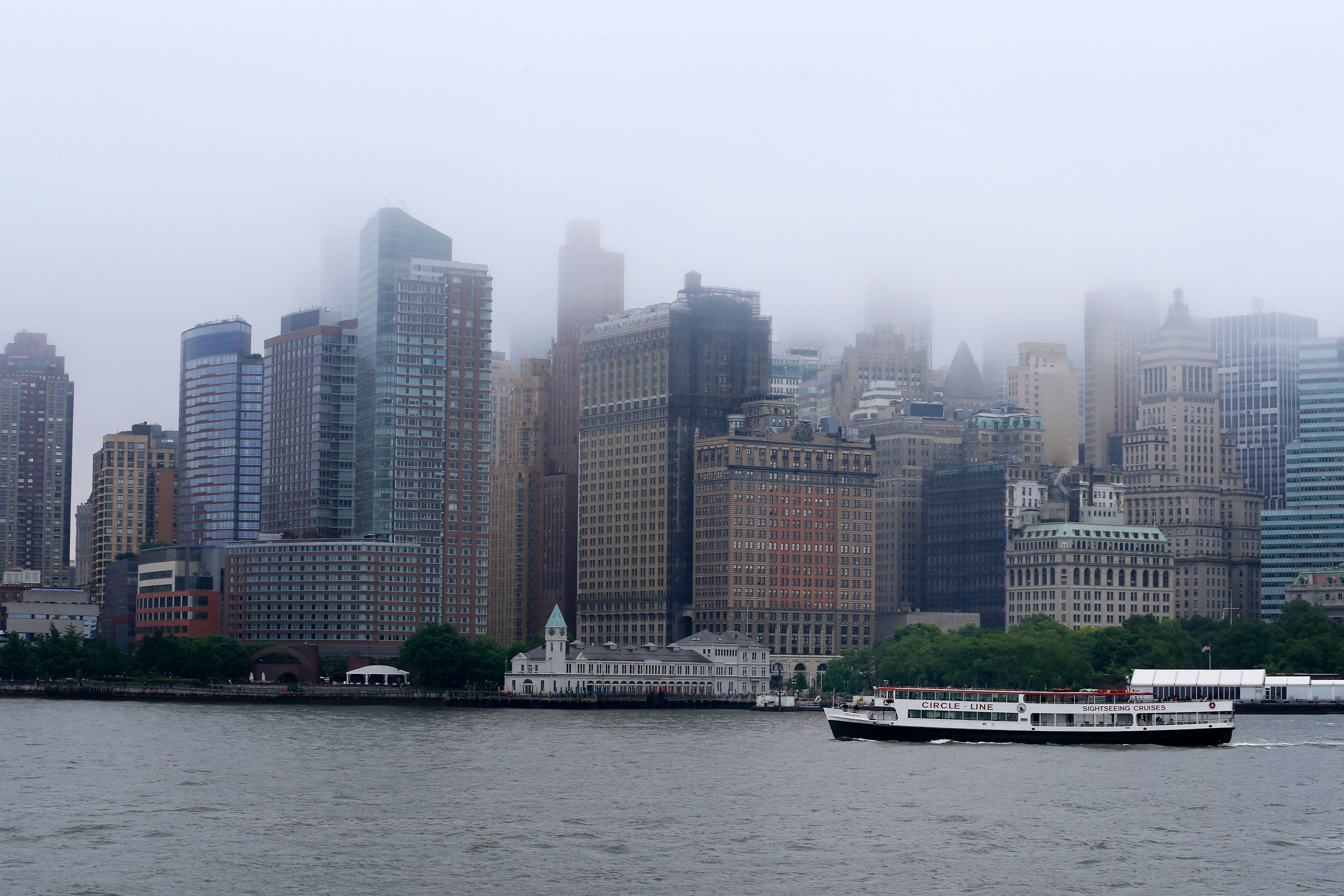 Manhattan finans bölgesinde bulutlu gökyüzü altında ofis kuleleri.