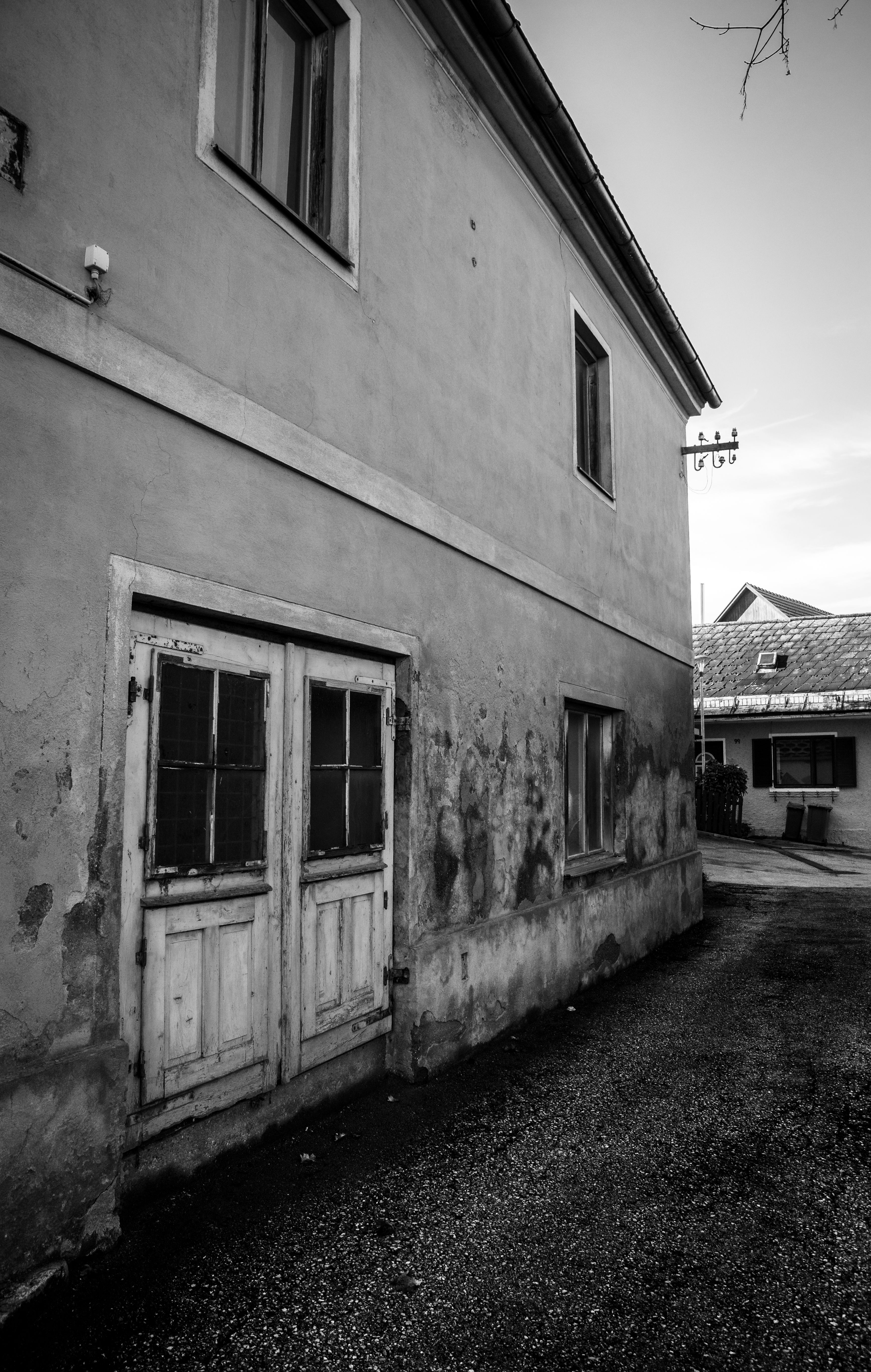 Fotografía En Blanco Y Negro Del Exterior De Un Edificio Antiguo · Foto ...
