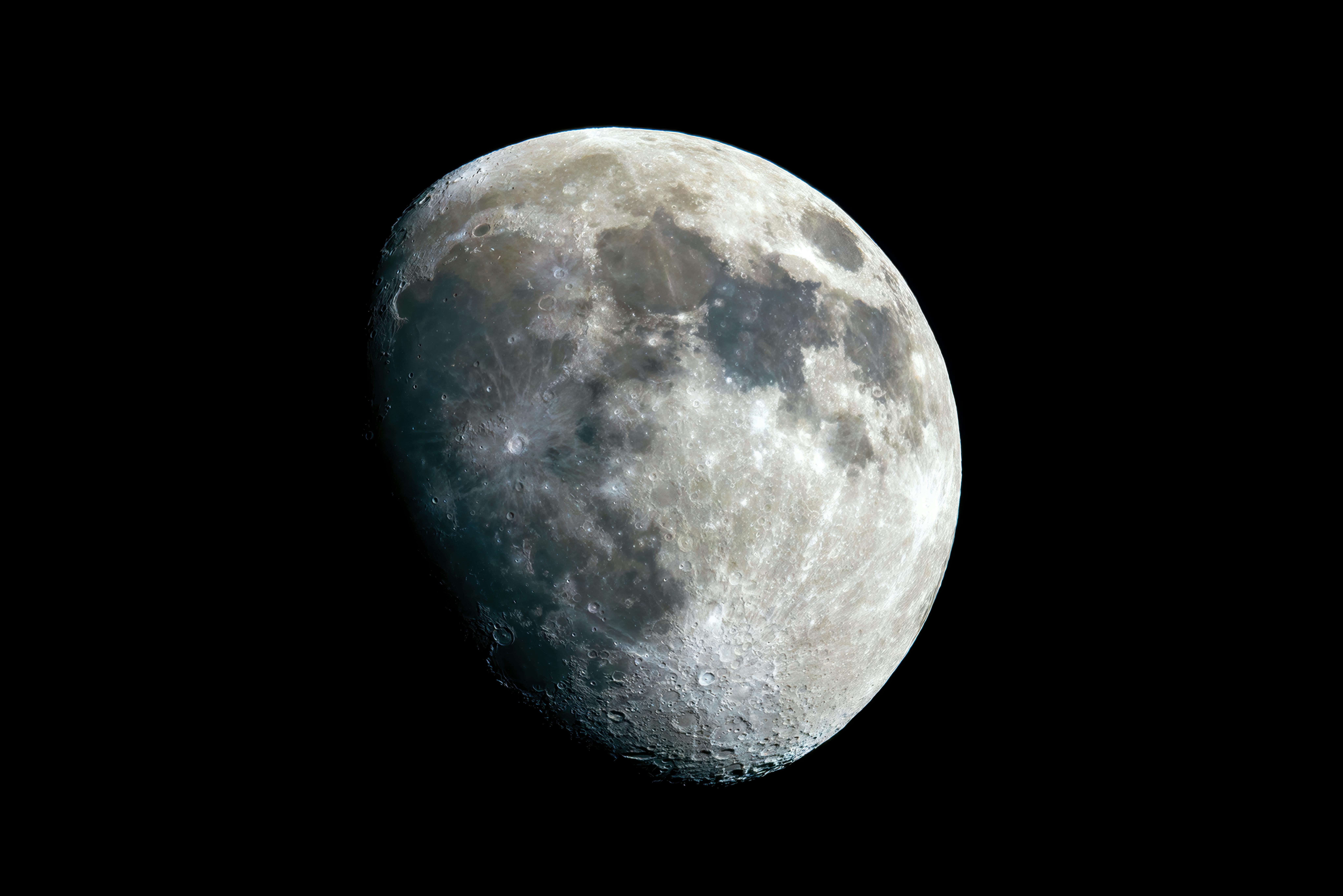 Modular retail fixtures for luxury stores with sleek designs