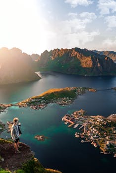 一位旅行者在日出时从悬崖边欣赏罗浮敦群岛的壮丽鸟瞰
