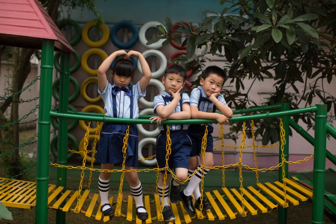 孩子们在色彩缤纷的游乐场设施上玩耍 · 免费素材图片