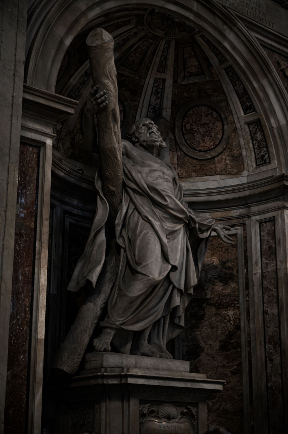 Dramatic Statue in Ornate Architectural Setting · Free Stock Photo