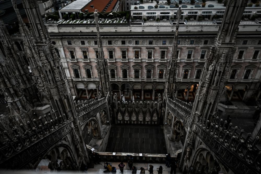 Vedere de sus asupra arhitecturii gotice de pe acoperișul Domului din Milano