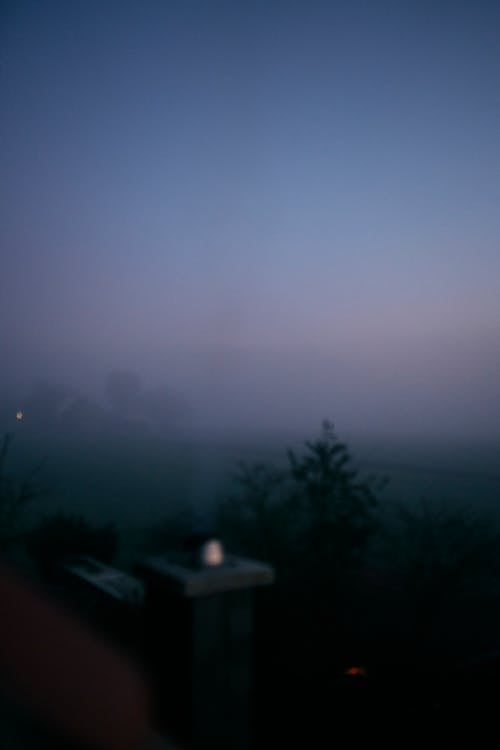 Foto profissional grátis de atmosférico, escuro, inverno