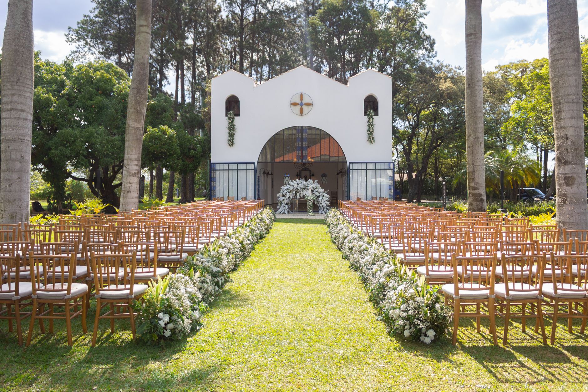 Outdoor wedding setup with floral arrangements in São Paulo, Brazil.