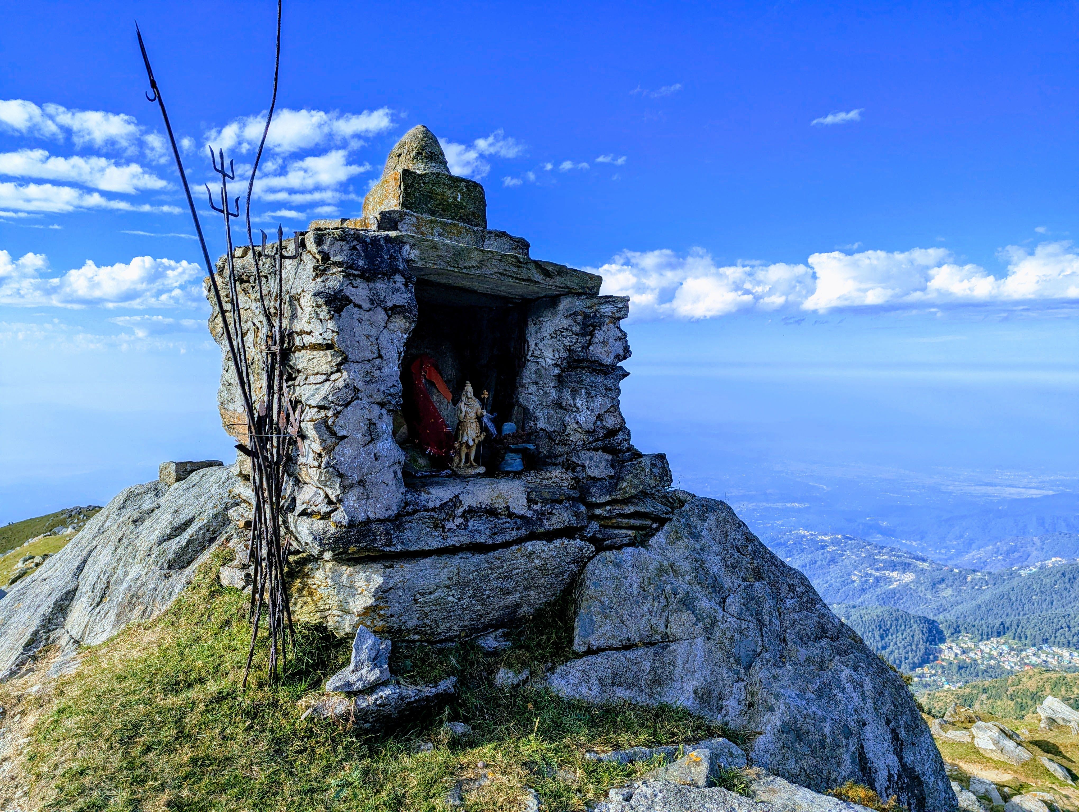 Ücretsiz Himachal Pradesh'te bir dağ sırtında bulunan, nefes kesen manzaralar sunan eski taş tapınak. Stok Fotoğraflar