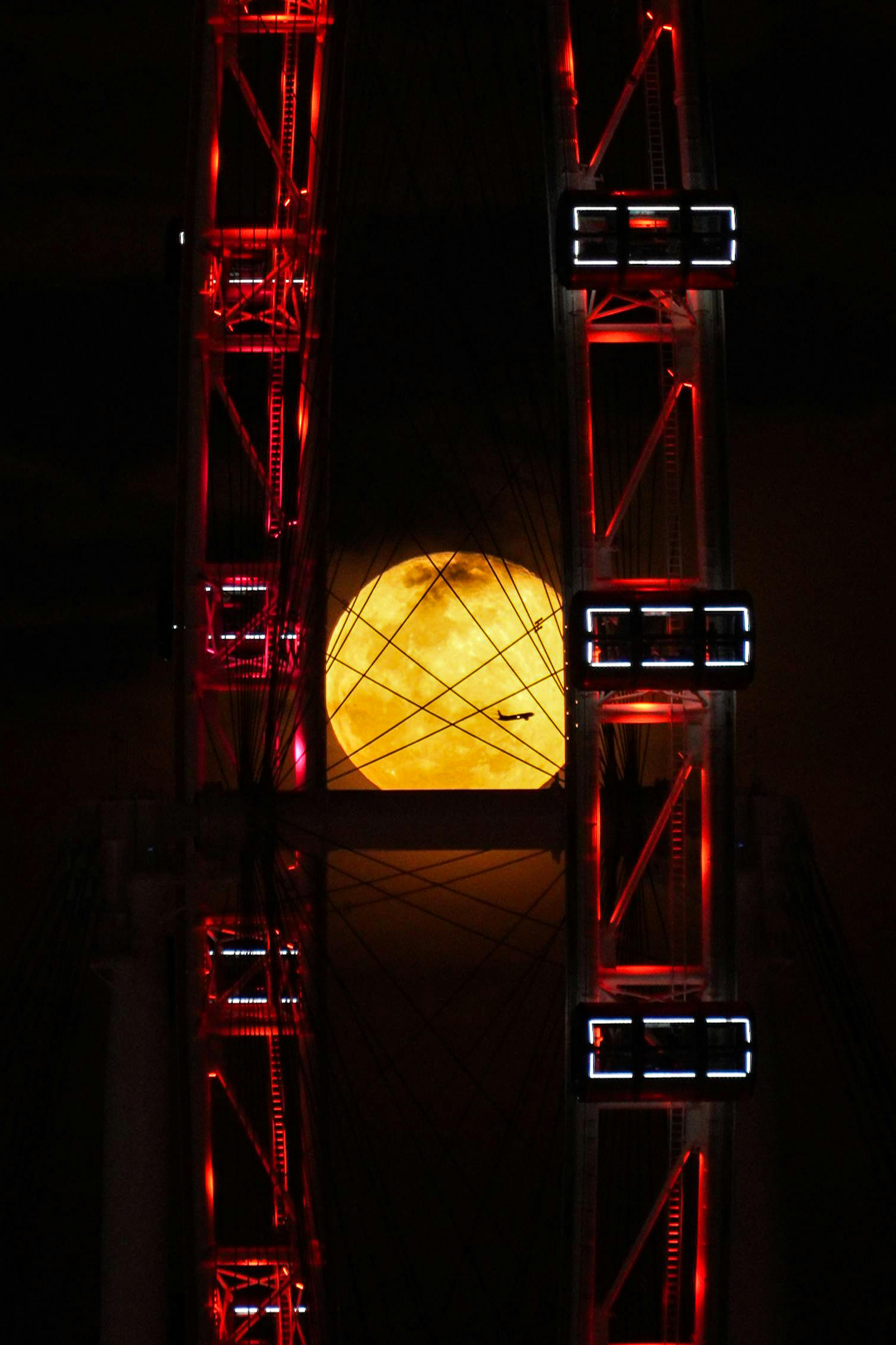 Miễn phí Cảnh tượng ngoạn mục của mặt trăng tròn được bao quanh bởi vòng đu quay sáng rực vào ban đêm. Ảnh lưu trữ