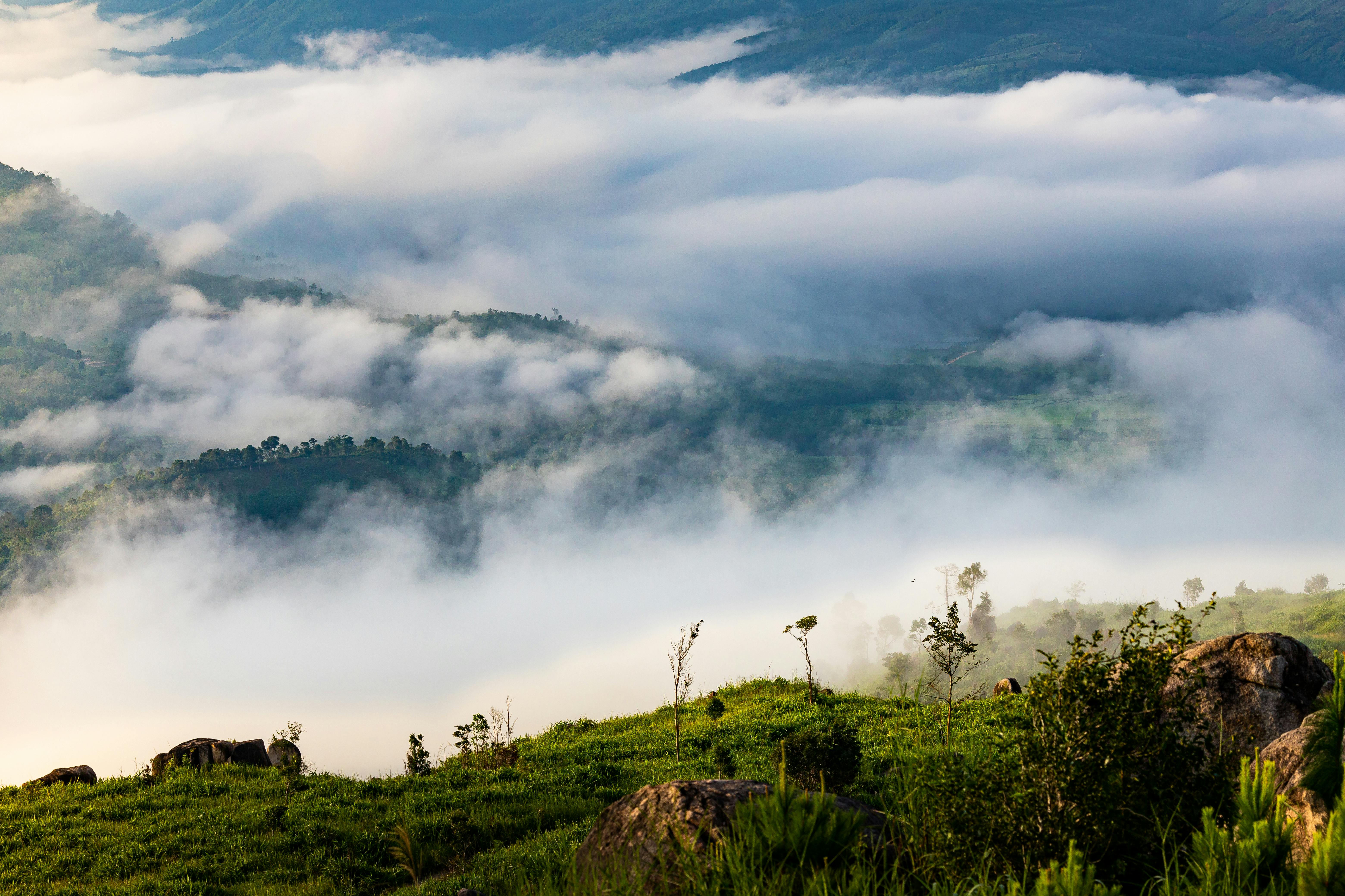 越南昆嵩省云雾缭绕的山峦，景色宁静祥和，绿树成荫，云雾缭绕。