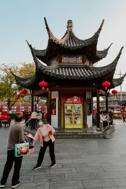 Fotomural Una animada vista de la calle cerca del Templo de Confucio de Nanjing que muestra la arquitectura tradicional y la vibrante vida urbana.
