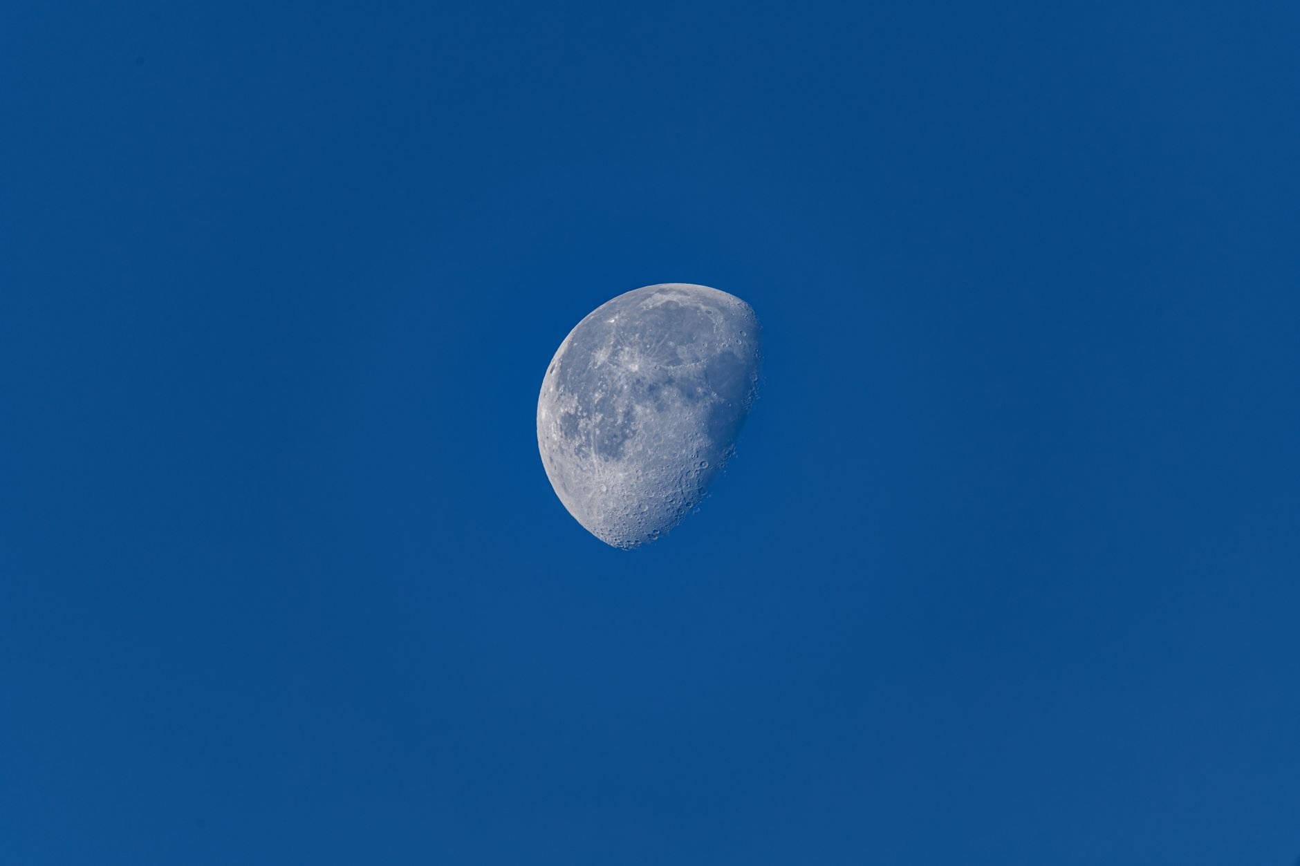 Geheimnisvoller Himmel & Mond – Weltraum Hintergrundbild