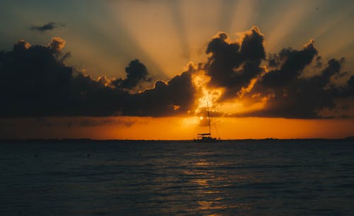 Безкоштовне стокове фото на тему «Захід сонця, корабель, море»