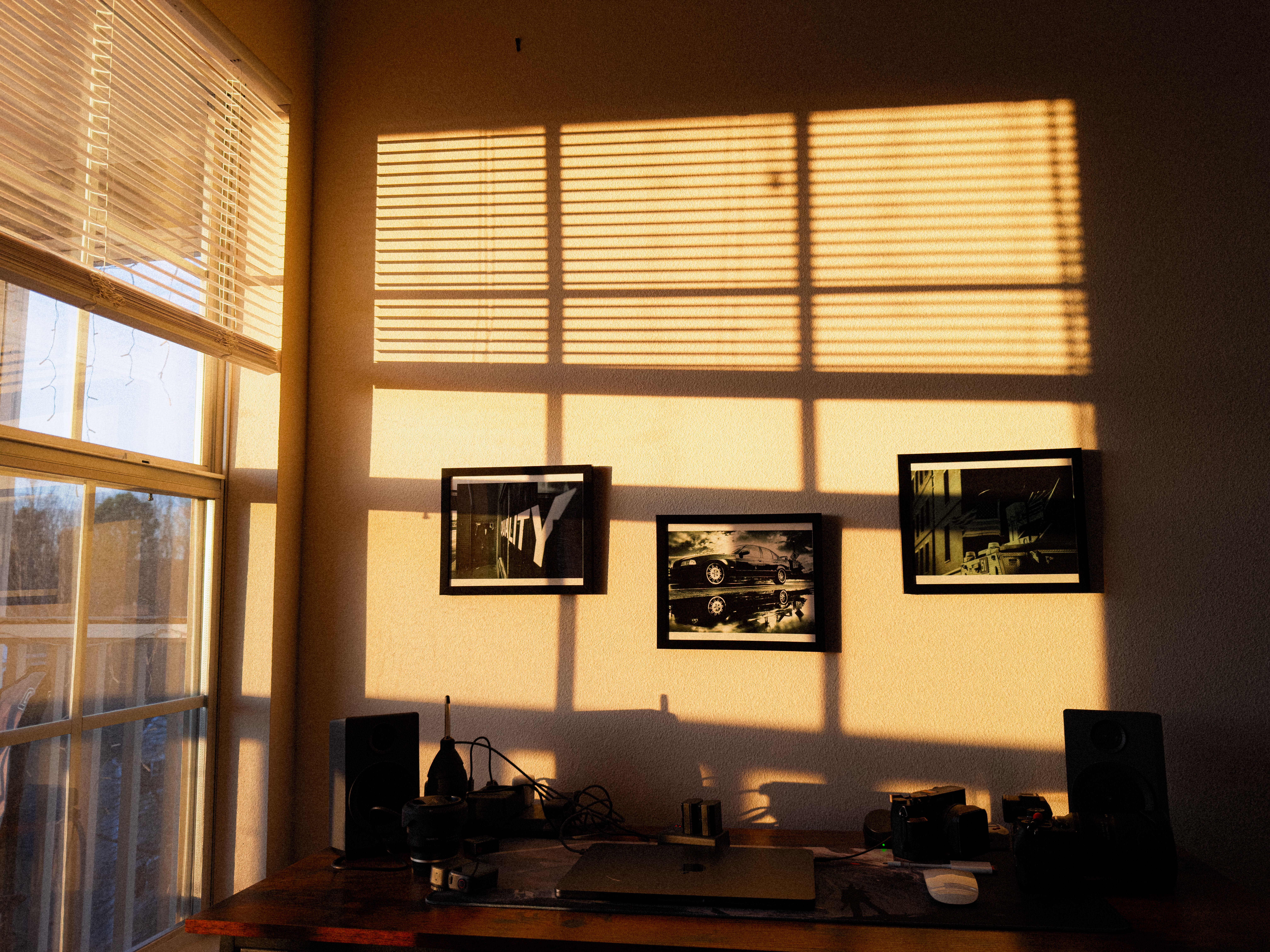 Mesa de trabalho com dois monitores, teclado e acessórios em home office iluminado