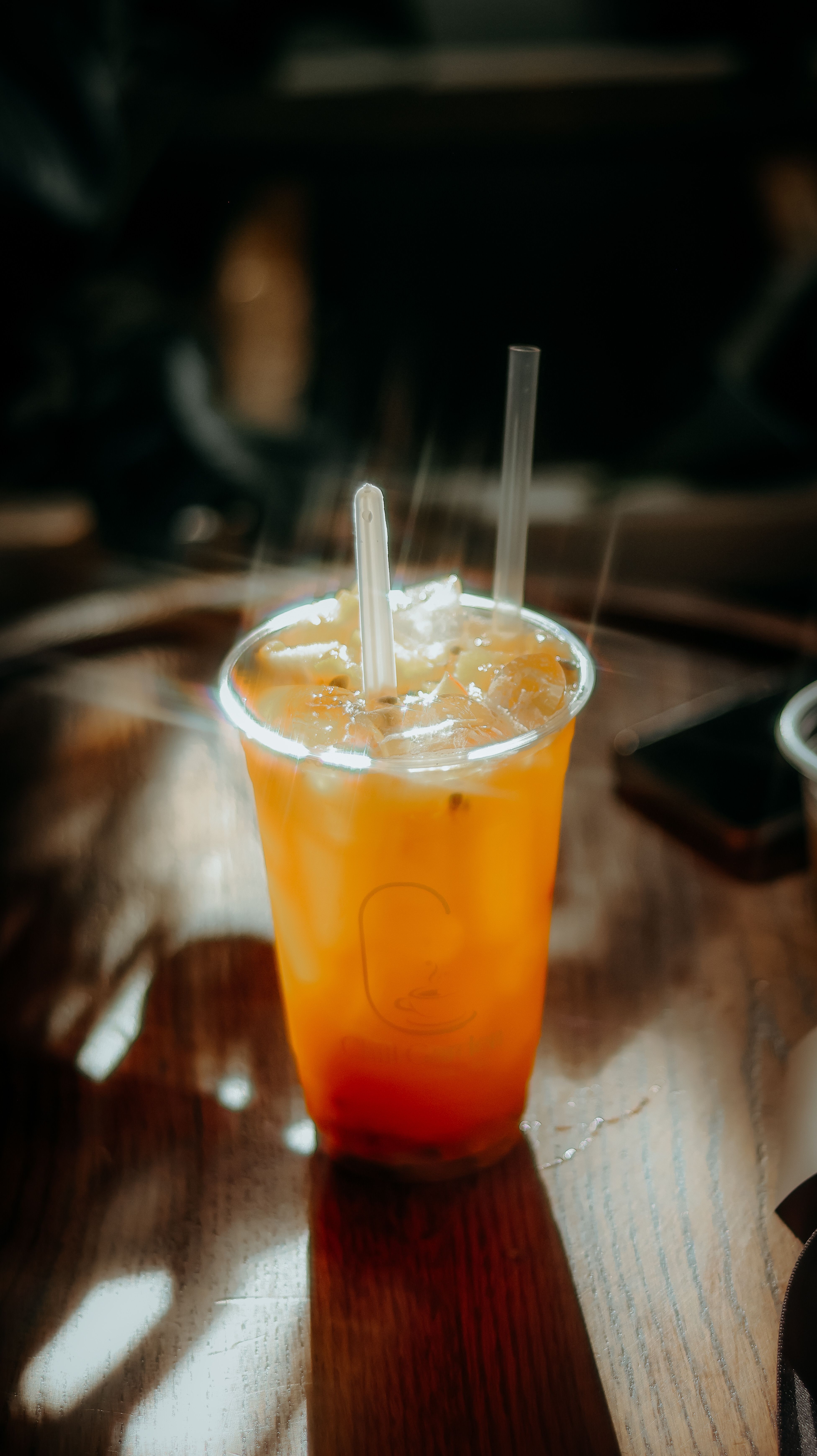 Gratuit Ceai rece cu gheață și cuburi de gheață într-o cană de plastic, pe o masă confortabilă din lemn. Fotografie de stoc