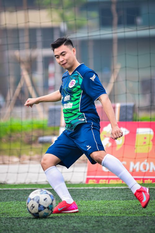 Free Dynamic shot of a young man playing football on artificial turf in Hà Nội, Việt Nam. Stock Photo