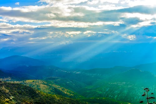 бесплатная Зеленые горы под голубым небом Стоковое фото