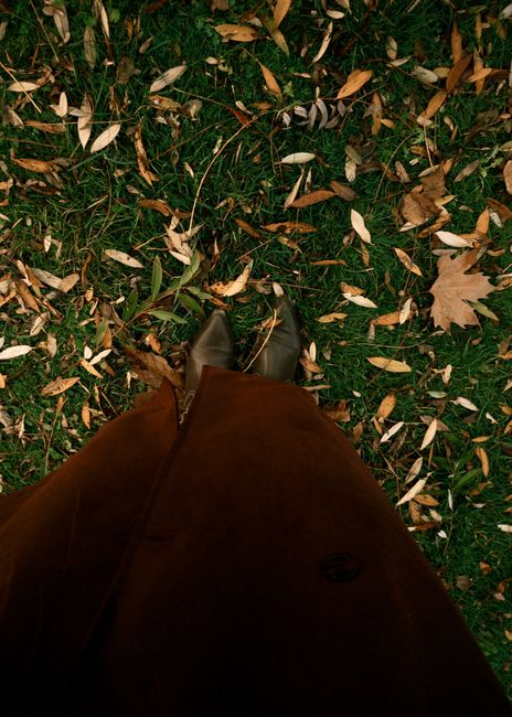 Suede coat and sturdy boots, makes the walk through the leaves actually fun 🍂
#outfitoftheday #brown #coat #boots