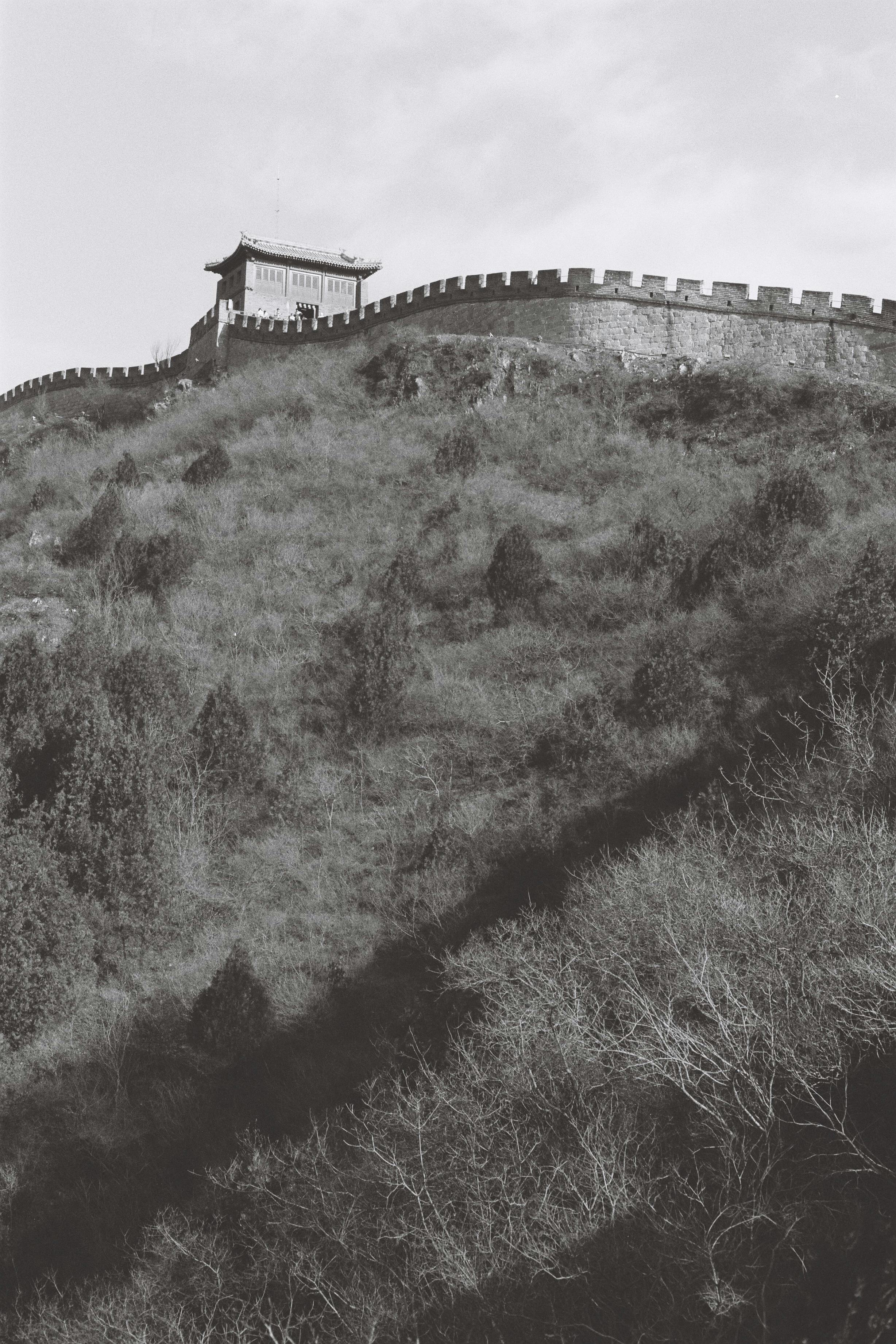 Gratuit Marele Zid Chinezesc surprins într-o fotografie alb-negru pitorească, care evidențiază arhitectura sa antică. Fotografie de stoc