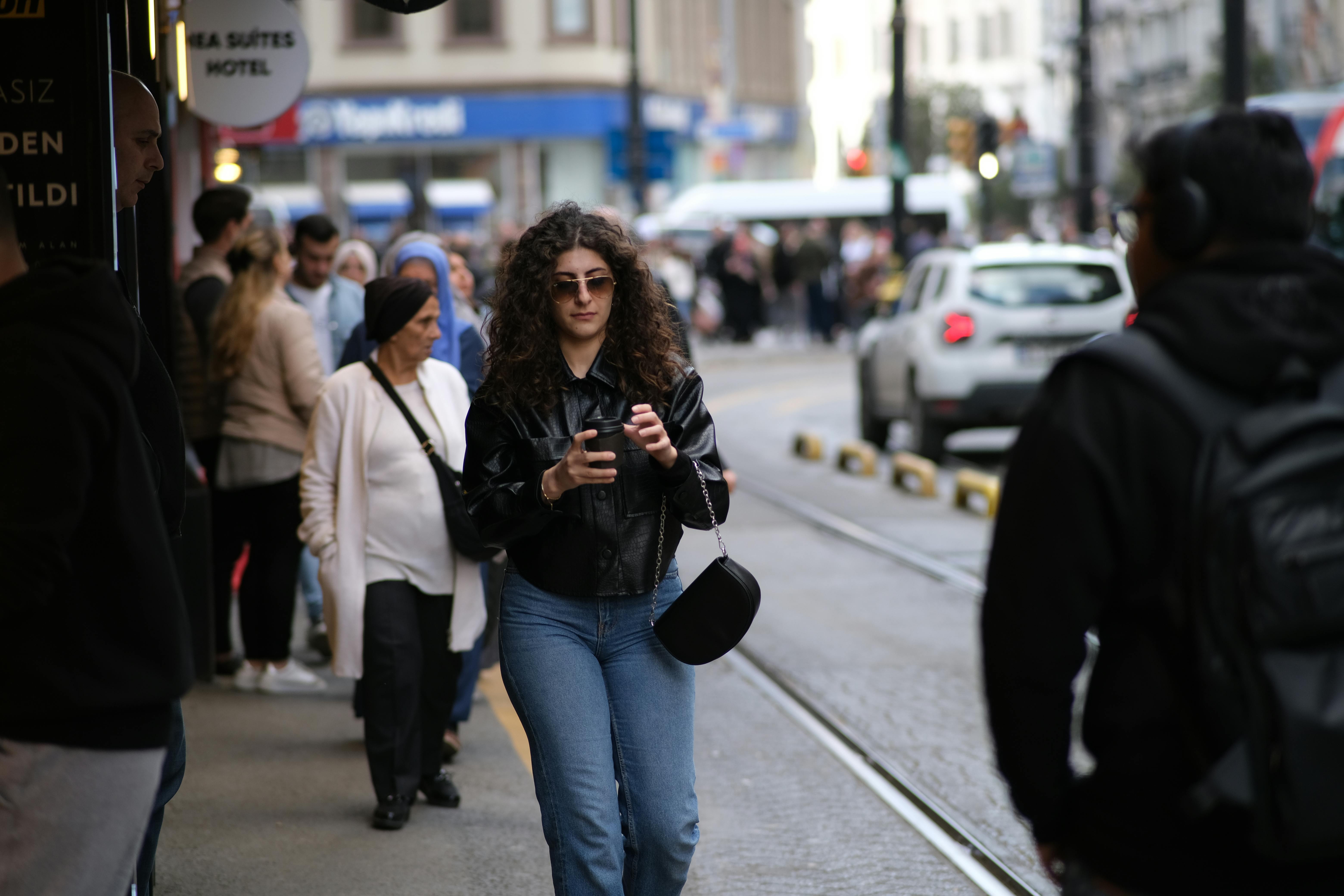 Kostnadsfria En livlig scen på Istiklalgatan i Istanbul med människor som går och bilar på en solig dag. Stock foto