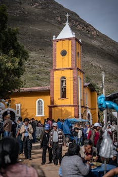 秘鲁乡村的教堂色彩缤纷，背景是连绵的山脉