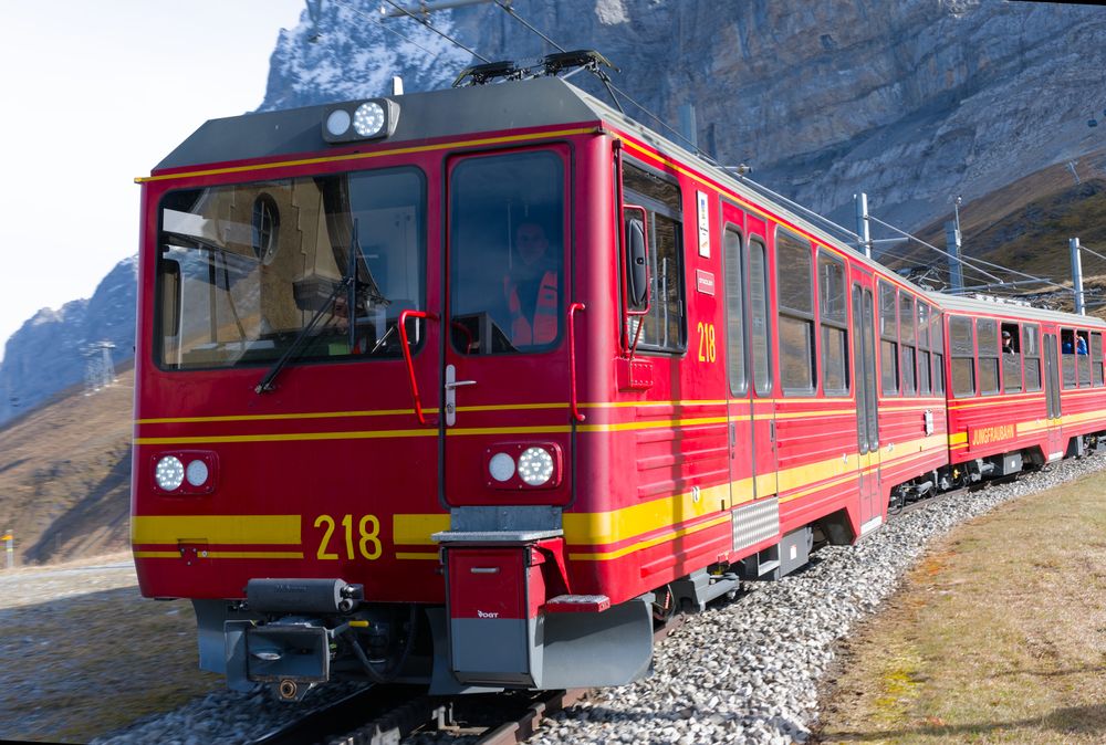 Tren montan elvețian urcând spre Jungfraujoch prin peisaj alpin