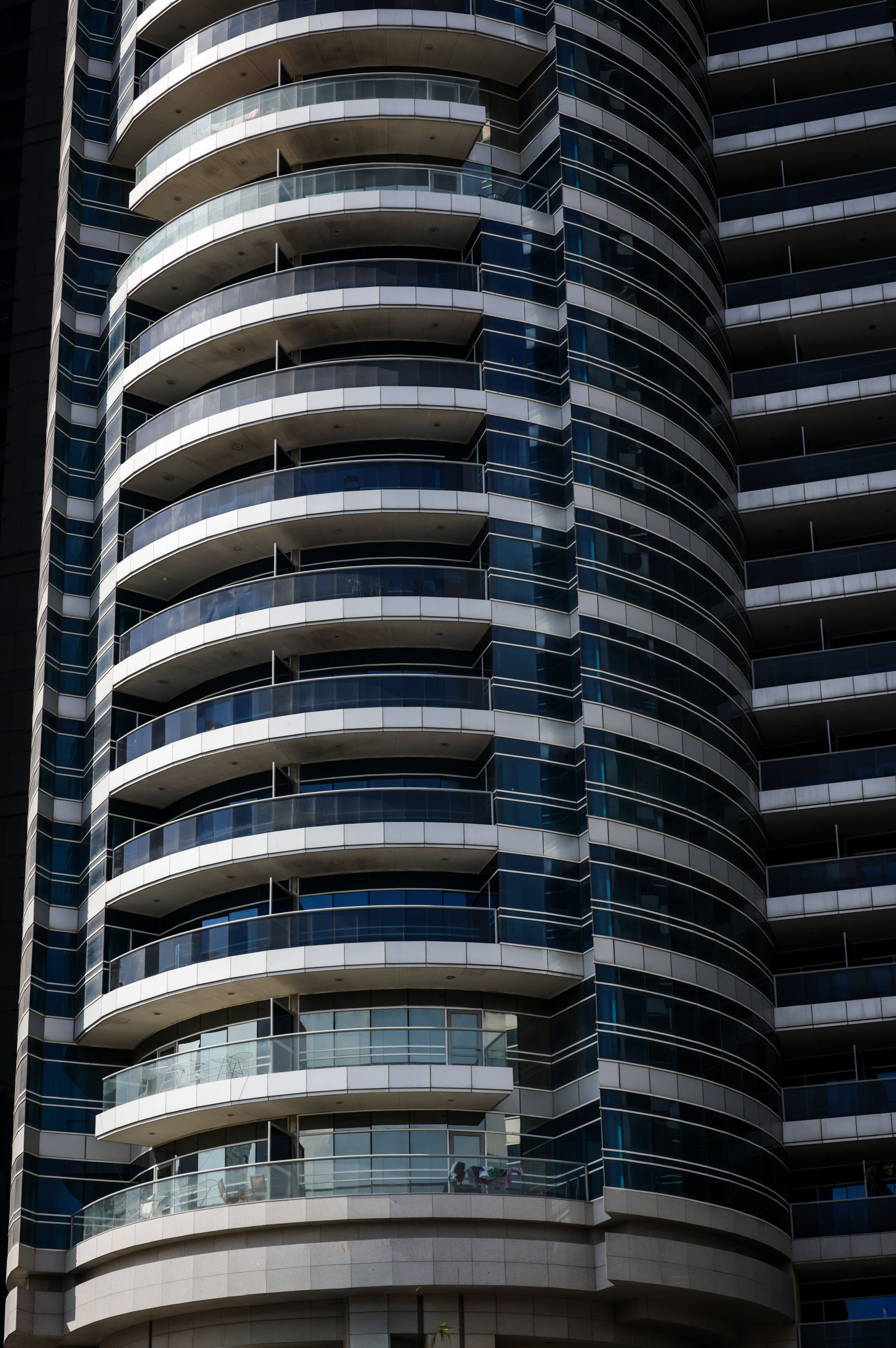 Modern Skyscraper with Curved Glass Facade · Free Stock Photo