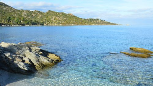 Vista costiera della Riviera francese con mare blu e villaggi sulla scogliera.