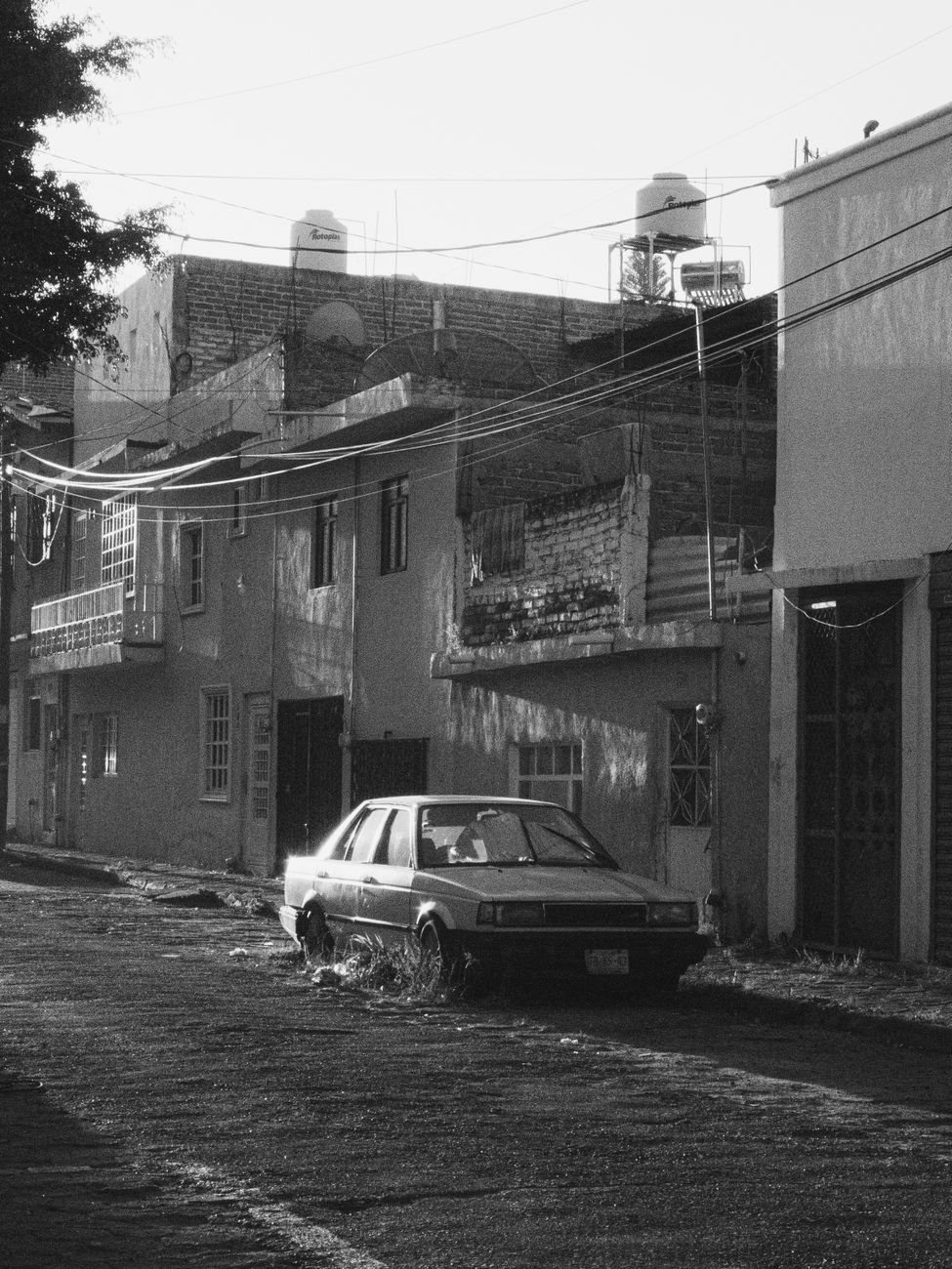 Estacionamiento en Pendiente: Técnicas con y sin Bordillo para el Examen