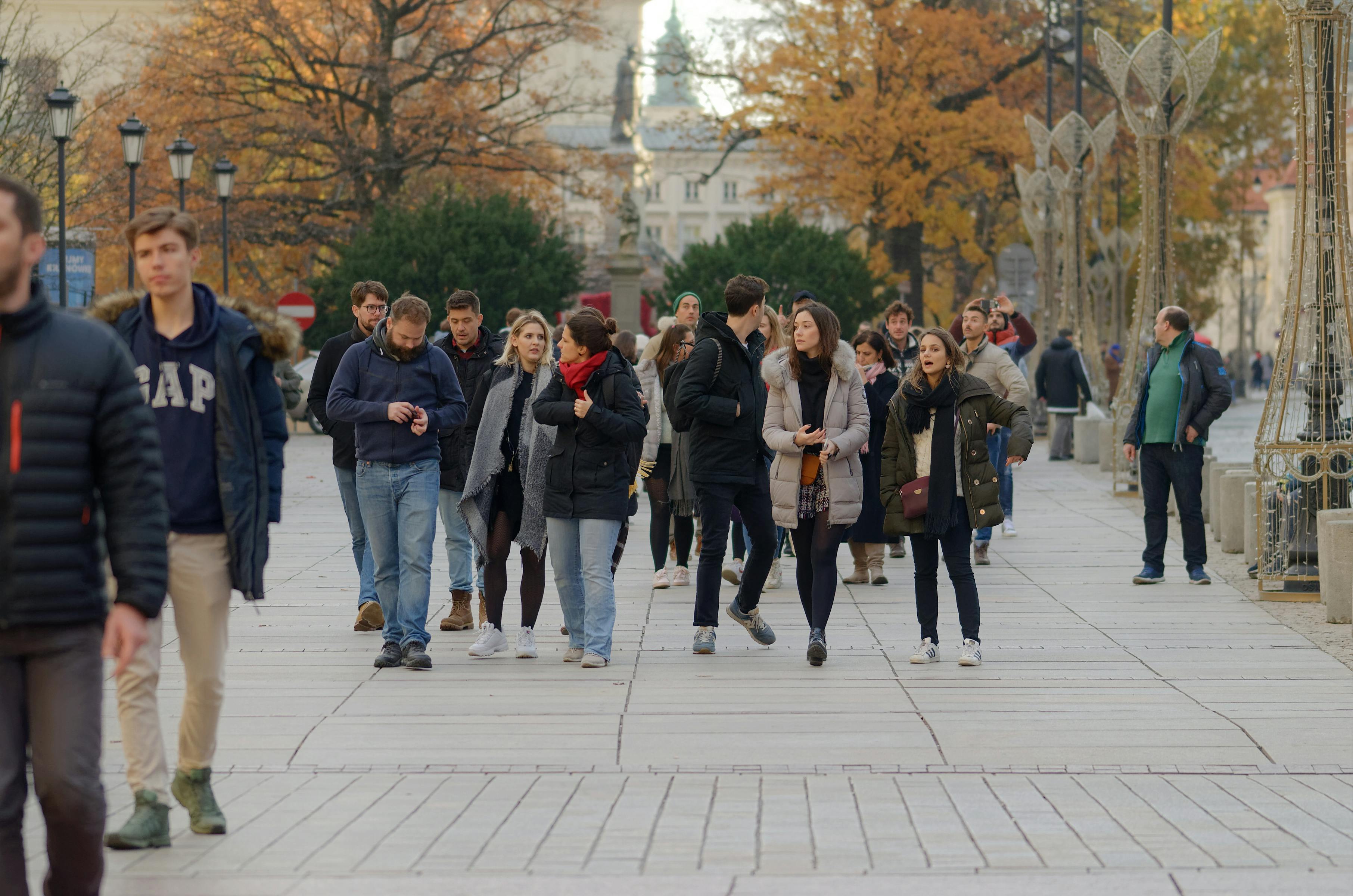Gratis lagerfoto af besøger, by, bygninger, efterår