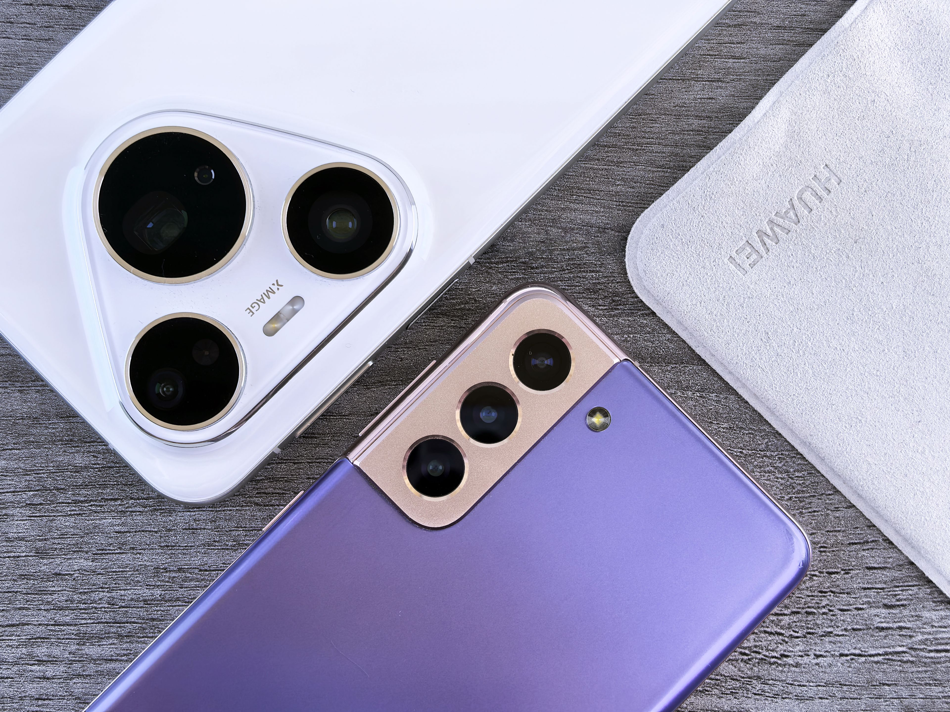 สายชาร์จเสียบเข้าเครื่องพร้อมไฟชาร์จเร็วขึ้น — SUPERVOOC 80W เติมเต็มในราว 45-50 นาที คือจุดขายจริงของ OPPO