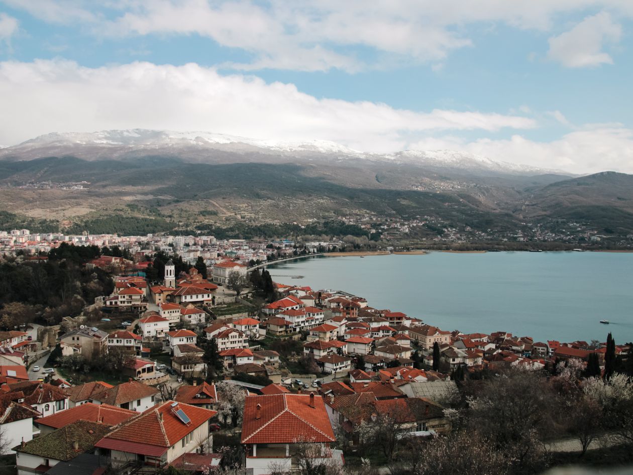 Cazare în Ohrid: orașul vechi și lacul Ohrid văzute de sus