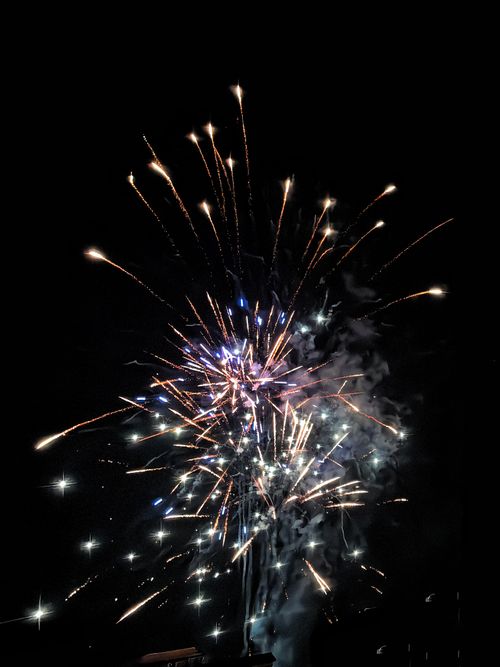 Free Vibrant fireworks exploding at night, creating a stunning visual display. Stock Photo