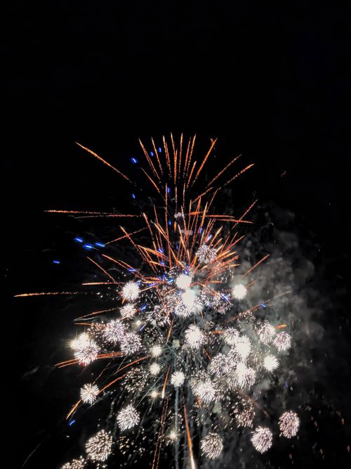 Free Vibrant fireworks illuminating the dark night sky, creating a festive atmosphere. Stock Photo