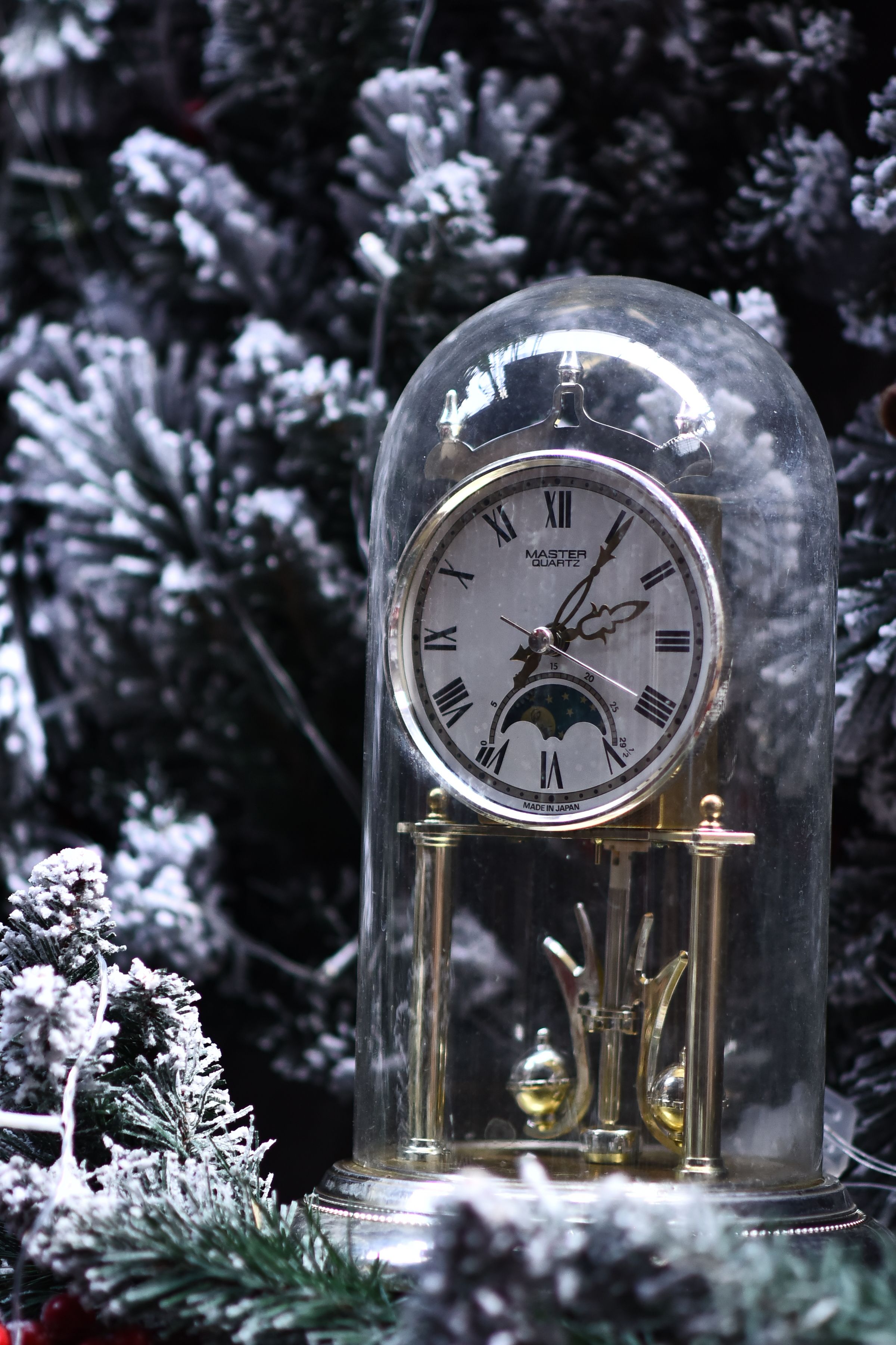 Vintage Clock in Snowy Winter Setting · Free Stock Photo