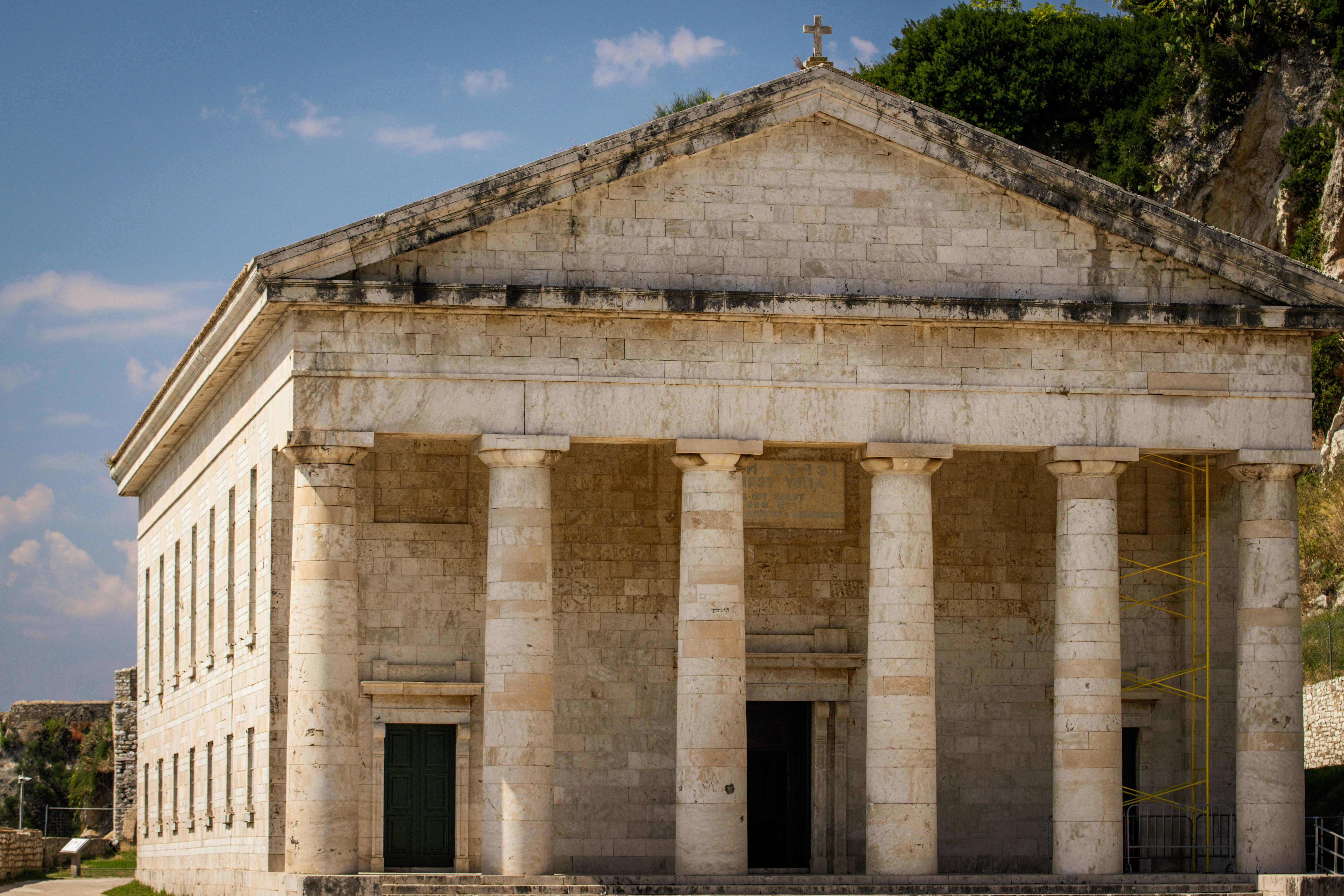 arquitectura-neocl-sica-de-la-iglesia-de-san-jorge-en-corf-foto-de