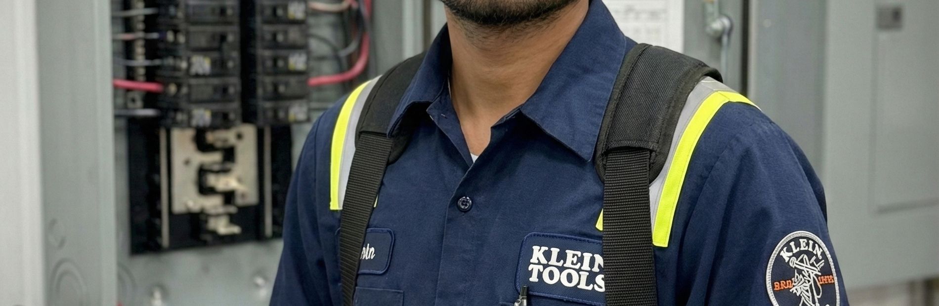 Électricien testant un tableau électrique au multimètre