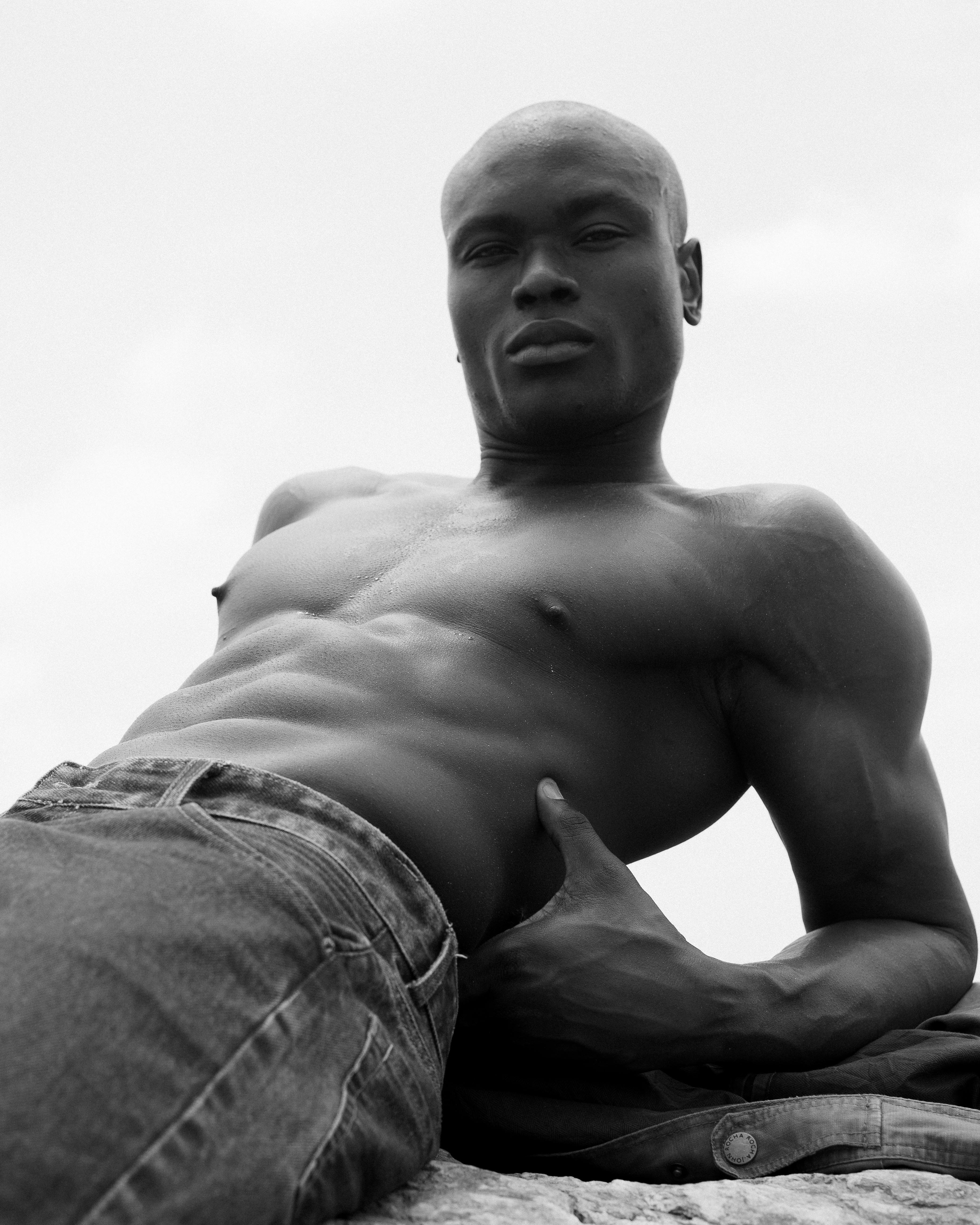 Gratis Potret hitam putih yang berani dari seorang pria di Lagos, menampilkan kekuatan dan gaya. Foto Stok