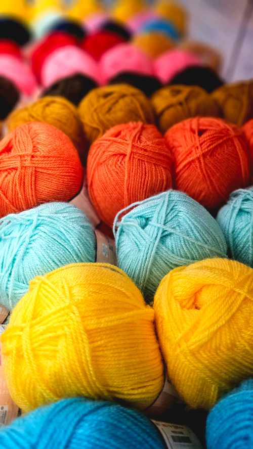 Free Colorful yarn balls arranged in rows, perfect for knitting and crafting projects. Stock Photo