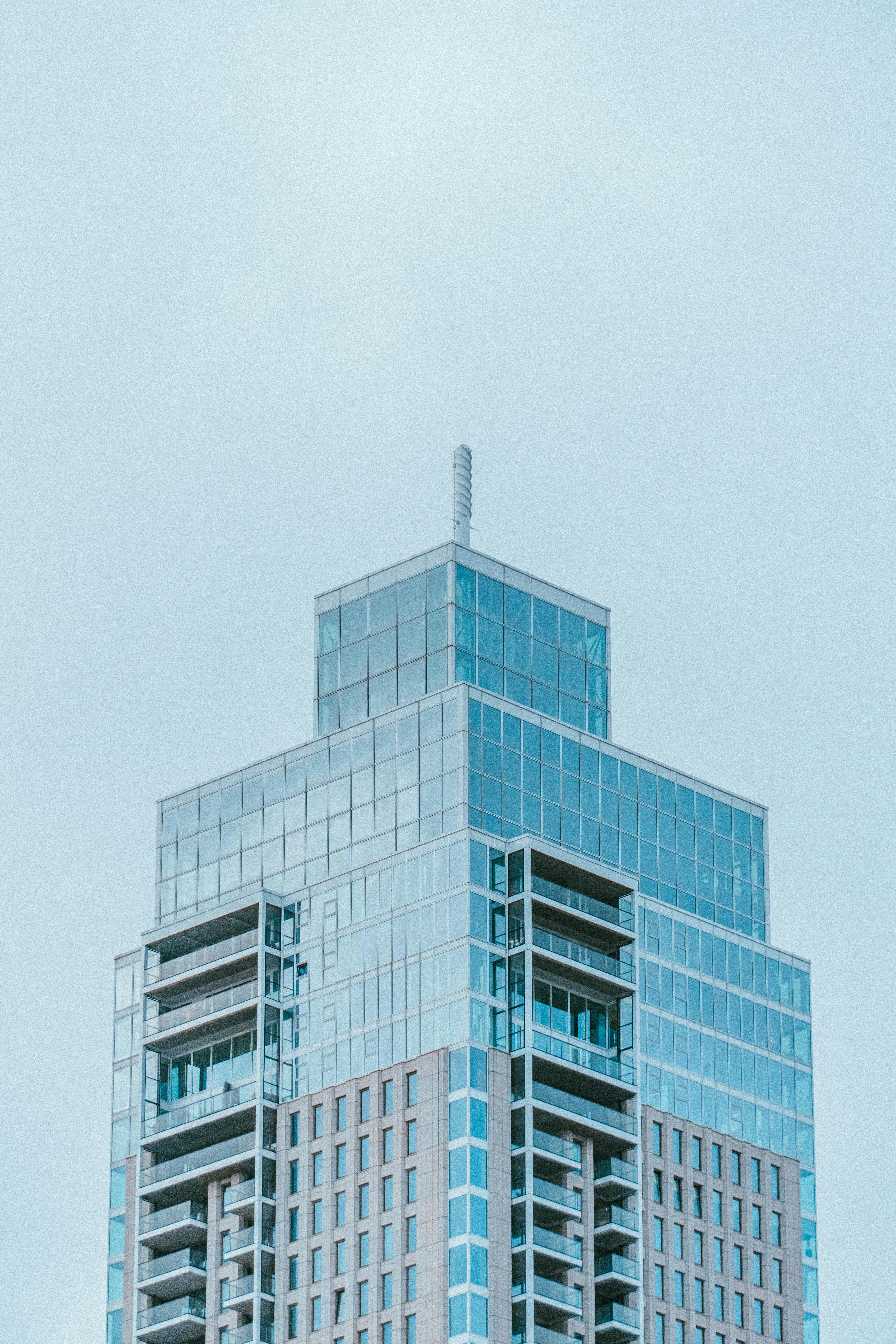 Zadarmo Výšková budova so sklenenými fasádami v Rotterdame, ktorá prezentuje modernú architektúru s jasnou modrou oblohou. Fotka z fotobanky