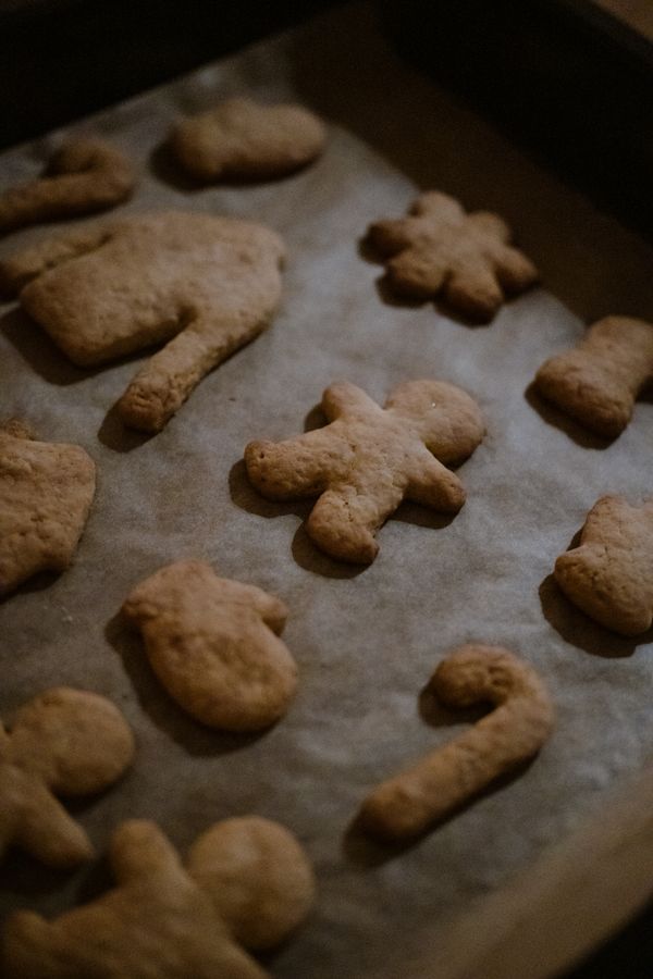 Cookies cooling on a wire rack — photo by Raymond Petrik on Pexels