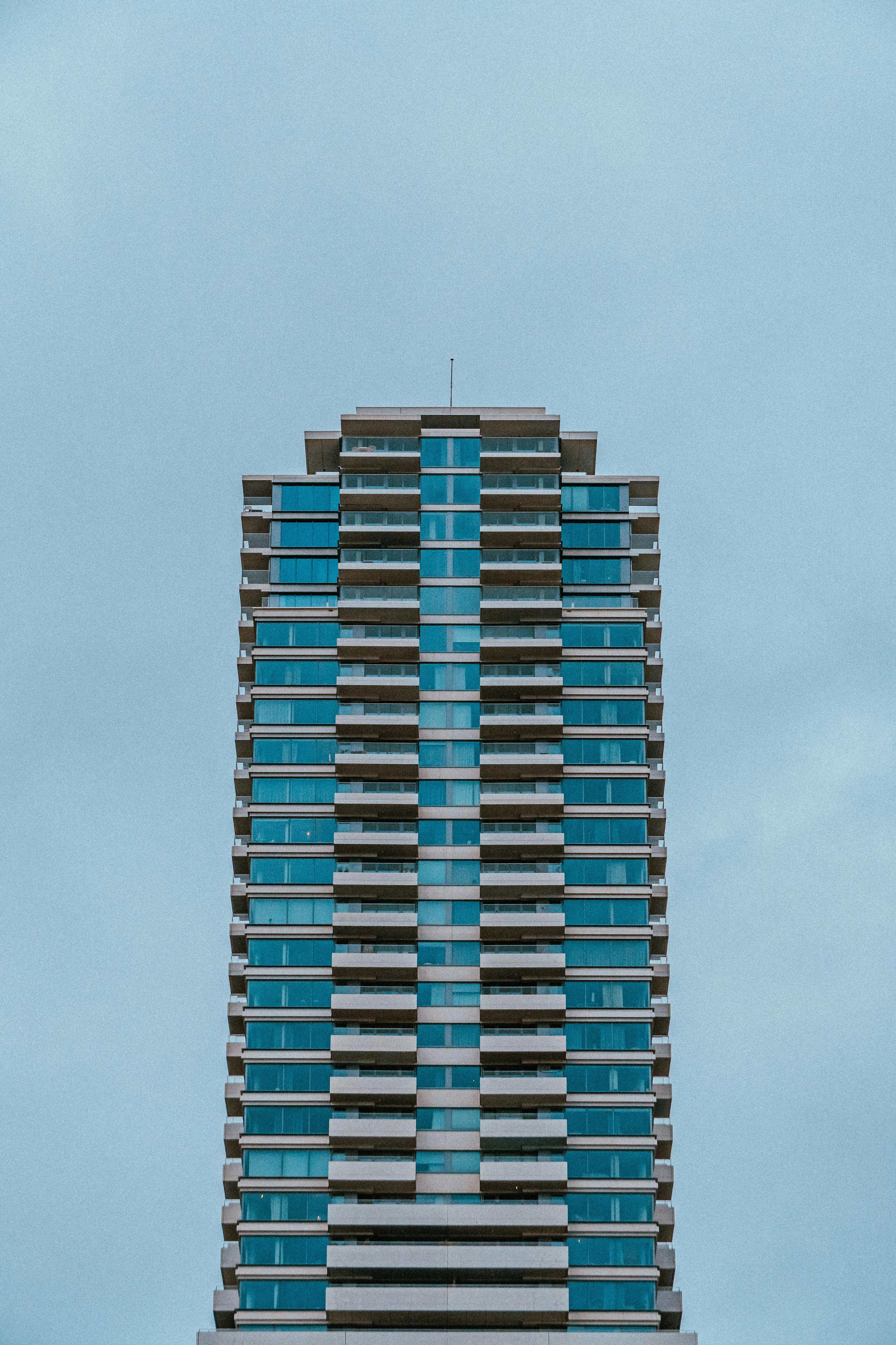 Zadarmo Pôsobivý moderný mrakodrap v Rotterdame, ktorý predstavuje sklenenú architektúru a dokonalú symetriu. Fotka z fotobanky