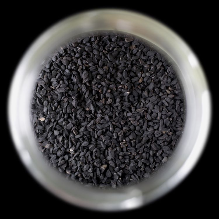 Nigella sativa'nın narin mavimsi çiçeği © Pexels