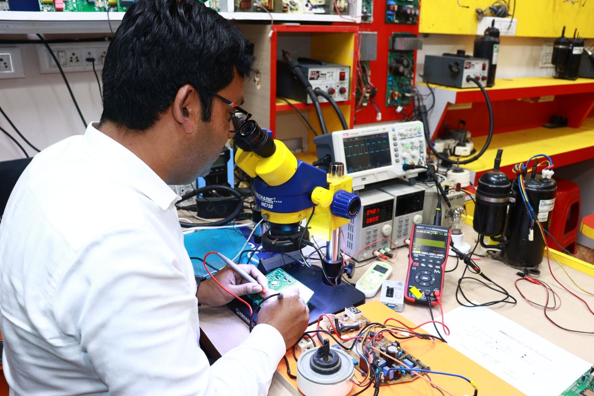 Técnico trabalhando em assistência de informática